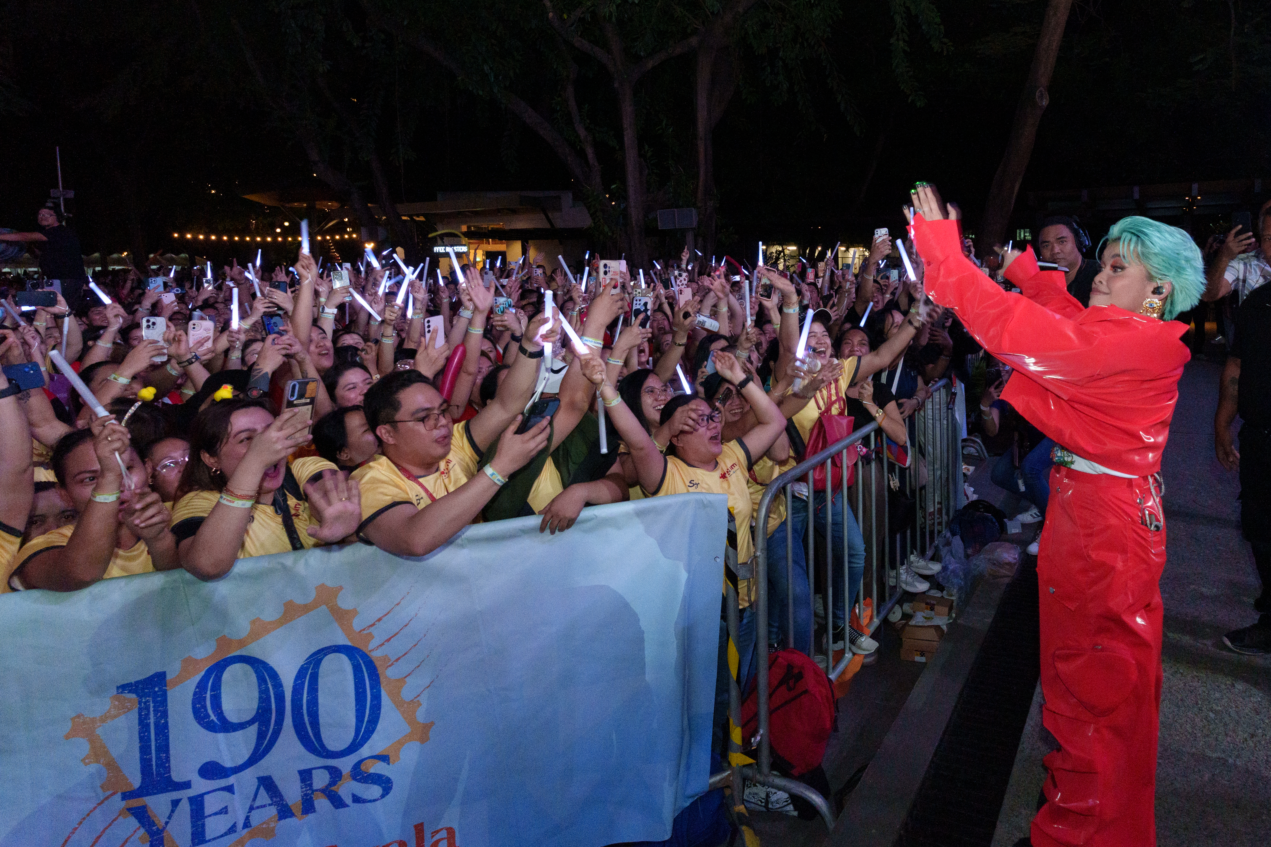 KZ Tandingan hypes up the crowd.