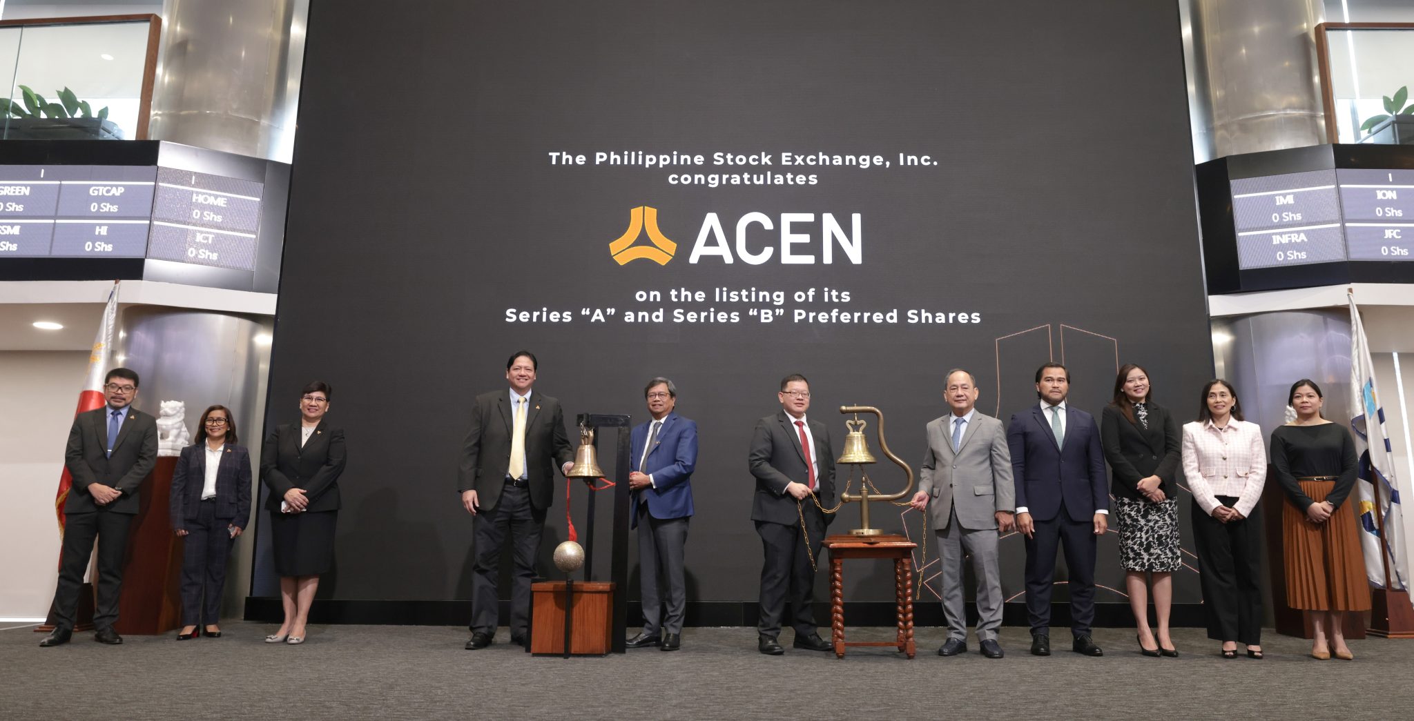 At the PSE listing ceremony for ACEN’s P25B Preferred Shares held on September 1 were (from left) ACEN Executive Director and Legal and Regulatory Head Dodjie Lagazo, Treasurer Cecile Cruzabra, CFO and Chief Compliance Officer Cora Dizon, President and CEO Eric Francia, and Vice Chairman Cezar Consing, with SEC Commissioner Kelvin Lester Lee, PSE President and CEO Ramon Monzon, COO Roel Refran, Issuer Regulation Division Head Marigel Baniqued-Garcia, Corporate Secretary Aissa Encarnacion, and General Counsel Veronica Vicedo-Del Rosario