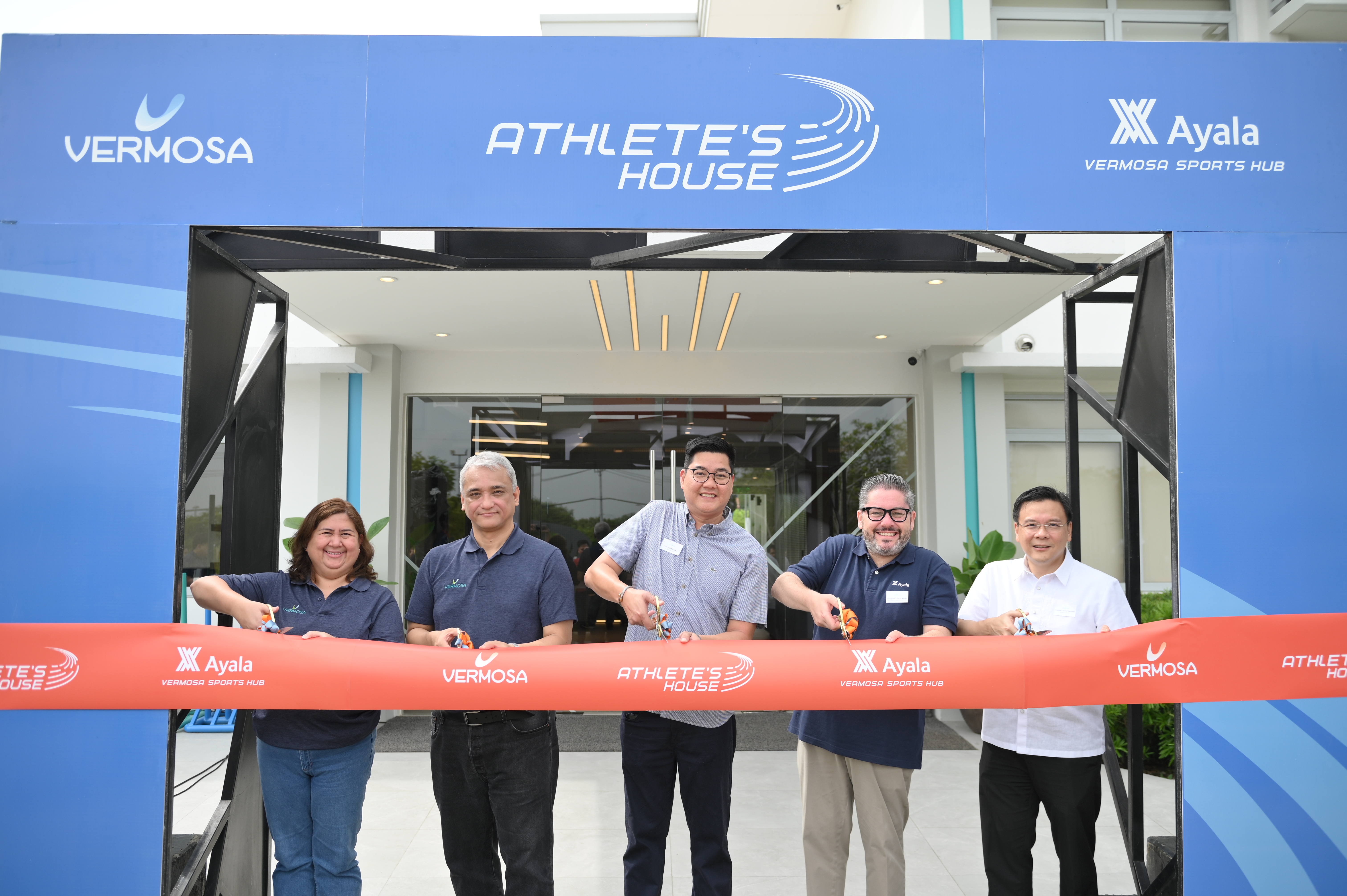 AyalaLand Estates Senior Estates Head Mayi Platero-Rodriguez and Group Head Chris Maglanoc; Imus, Cavite, City Administrator Hertito Monzon; AC Corporate Resources Group Head Paco Romero Milán; and AFI President Tony Lambino officially open the Athlete’s House at the Ayala Vermosa Sports Hub (AVSH) on July 10.