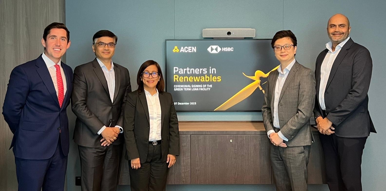 ACEN Treasurer Cecile Cruzabra and ACEN International AVP for Business Development Louie Chan with (from left) HSBC Senior Corporate Banking Manager Ashley Davis, Managing Director and Country Head of International Subsidiary Banking Harish Venkatesan, and Managing Director and Regional Head of Sustainability - Asia Pacific Sunil Veetil at the ceremonial signing of the green term loan facility on December 7