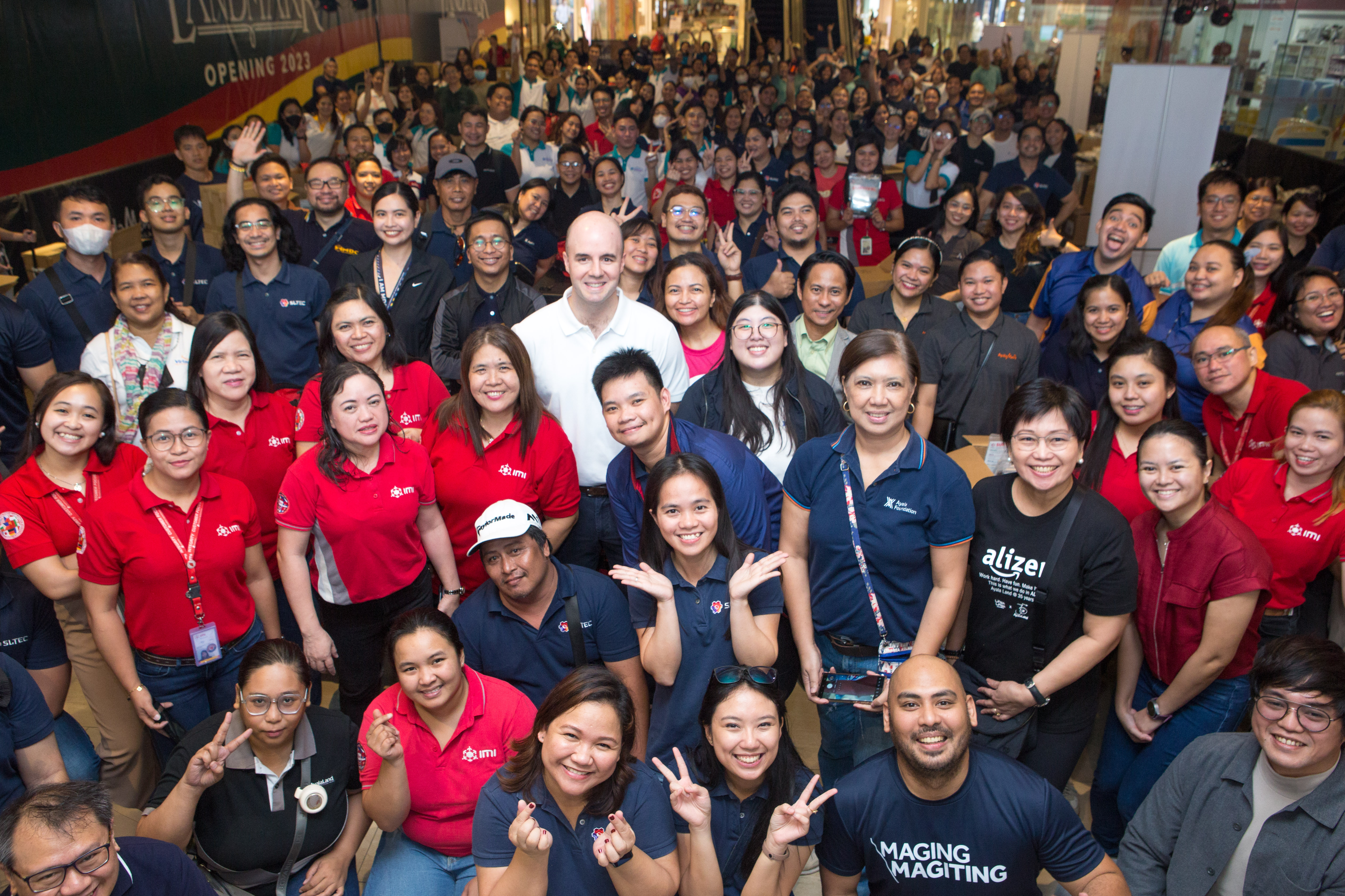 AFI Vice Chairman and Ayala Chief Sustainability and Risk Officer Jaime Z. Urquijo with Ayala group employees at the #BrigadangAyala volunteer event held on February 24 at Ayala Malls Manila Bay