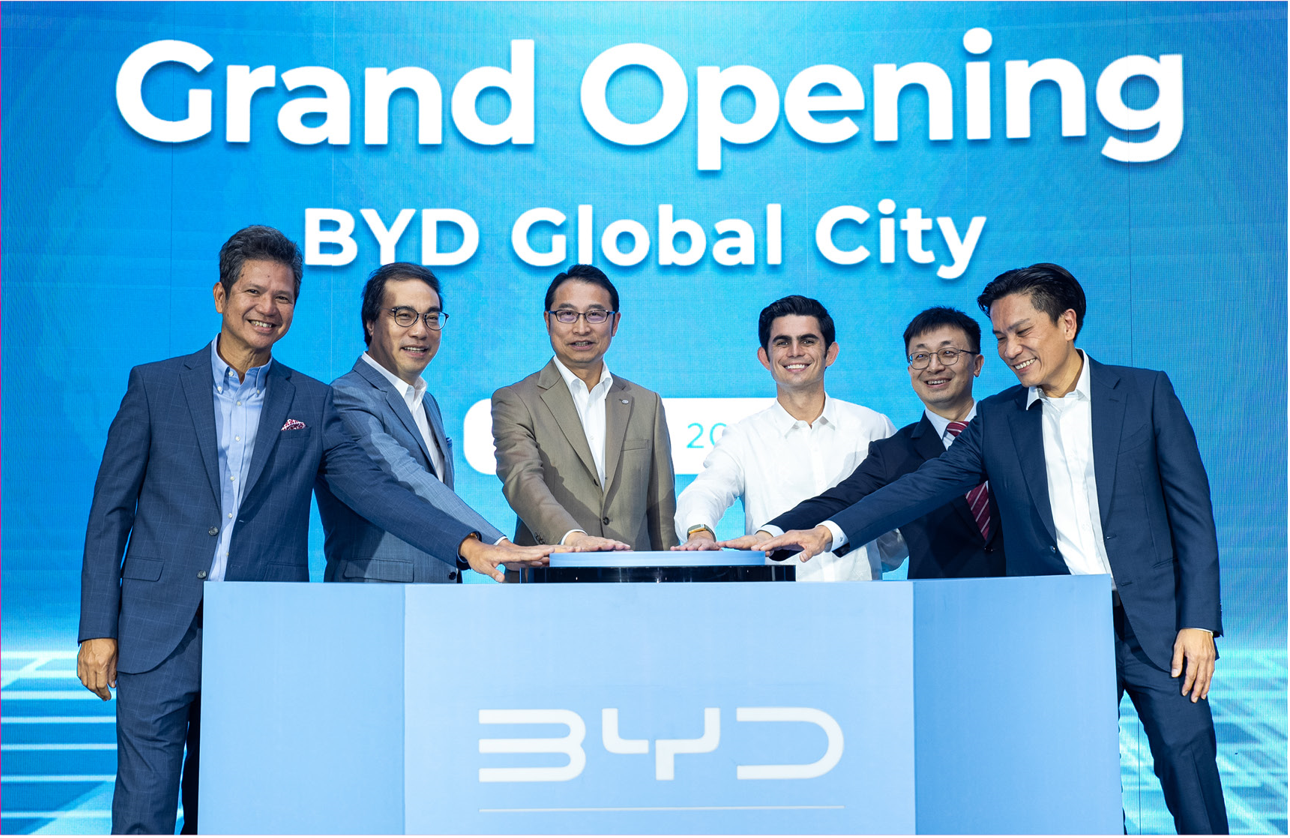 MAPVI President Toti Zara and ACMobility CEO Jaime Alfonso Zobel de Ayala (first and fourth from left) at the opening of BYD Global City on March 9, with China Harmony Auto Limited Chairman Jack Feng, BYD Asia Pacific Automotive Sales Division General Manager Liu Xueliang, Minister Counselor of the Chinese Embassy in the Philippines Yang Guoliang, and BYD Philippines and BYD Singapore Managing Director James Ng