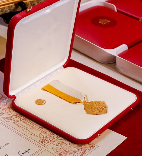 The Cross Pro Ecclesia et Pontifice medal, first issued in 1888 by Pope Leo XIII, features images of apostles Peter and Paul and the name of Pope Francis.