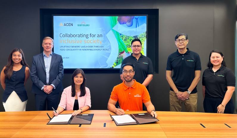 ACEN SVP and Head of Corporate Communications and Sustainability Irene Maranan and SariSuki CEO and Co-founder Brian Cu sign the collaboration agreement for an innovative farm-to-market strategy, witnessed by ACEN Senior Associate for Sustainability Elly Felizarta, ACEN CFO and Chief Strategy Officer Jonathan Back, SariSuki COO and Co-founder Philippe Lorenzo, Agritech Head Joselito Lontok, and Project Manager Julia Chiong.