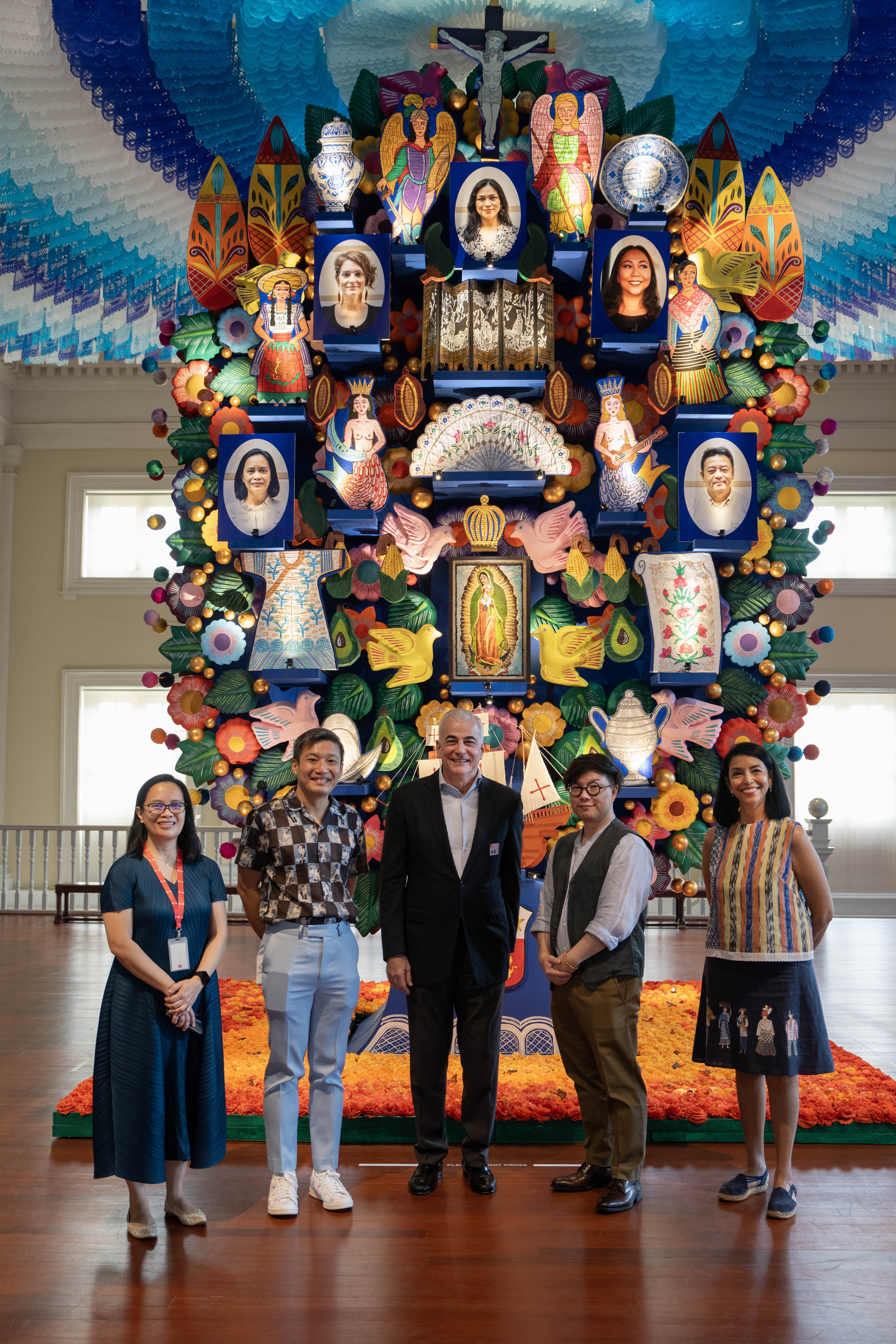 AFI Chairman Fernando Zobel de Ayala with the National Heritage Board’s Denisonde Simbol, Asian Civilisations Museum (ACM) Director Kennie Ting, ACM Curator Clement Onn, and Mexican art and culture curator Lidia Riveros in front of The Tree of Life / Images courtesy of Asian Civilisations Museum
